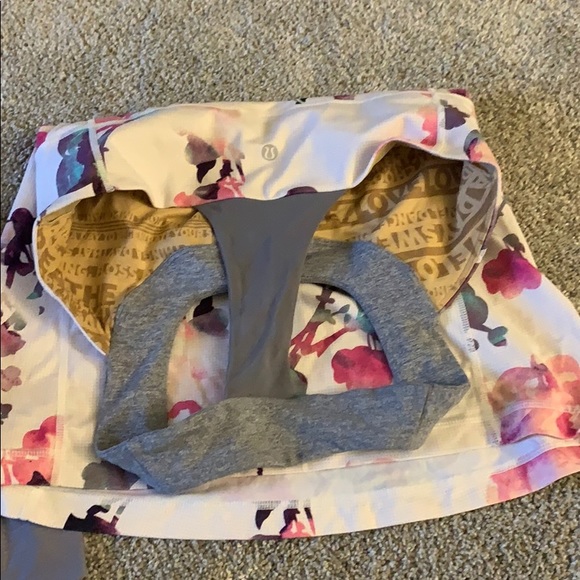 (2) Lululemon tank tops with built in Sports Bras - Picture 4 of 4